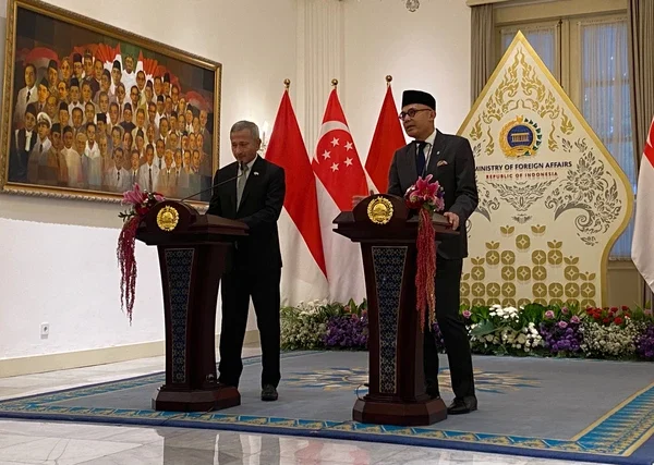 Lebih dari 50 Korporasi Diselidiki, Menlu Arrmanatha Ungkap Satgas Karhutla Bersama Singapura